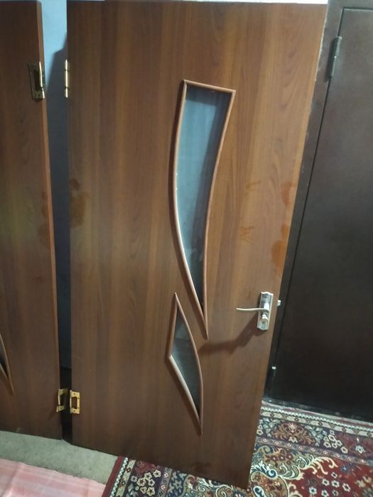 Продам межкомнатные двери б.у.  по  4 тысячи
