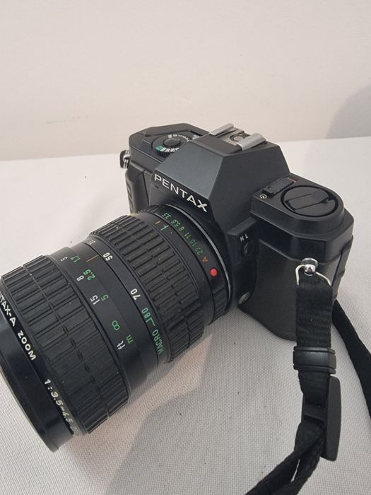 Pentax P30N cu obiectiv Pentax-A 28-80mm
