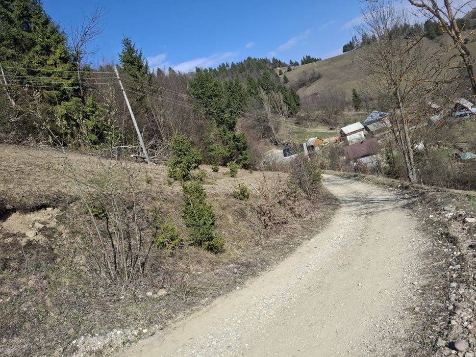 Vând teren se 300 - 350 metri pătrați.