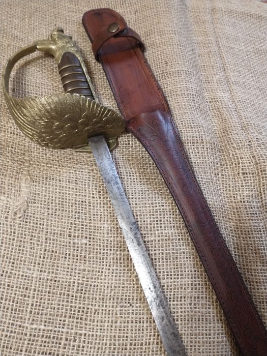 Grapă, ușă lemn,sabie, paloș.