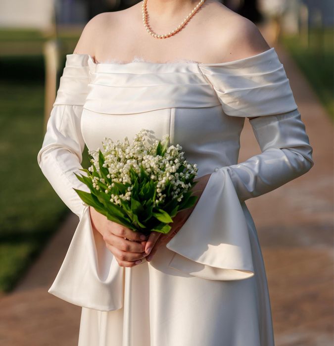 Vând rochie cununie civila, făcută pe comanda, purtata o singura data. Este curatata profesional dupa purtare. Se potriveste pentru marimea 40.