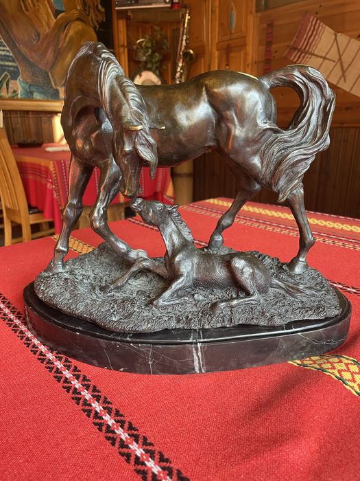 Бронзова фигура- статуетка