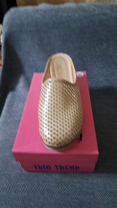 Продаю шлепанцы и летние сапоги