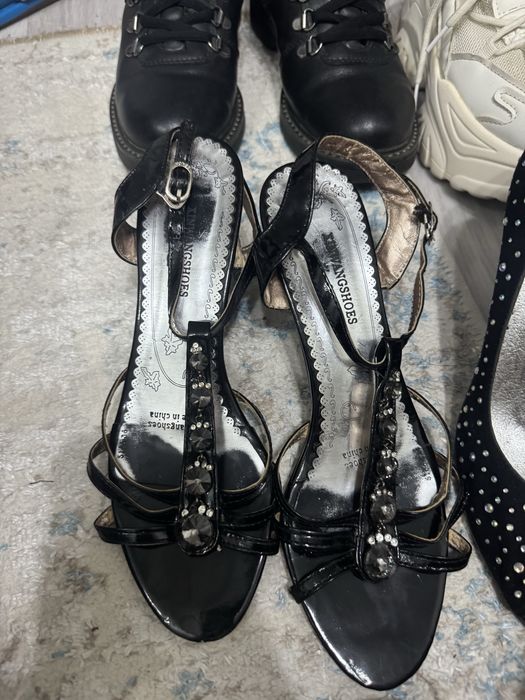 Отдаю обувь бесплатно