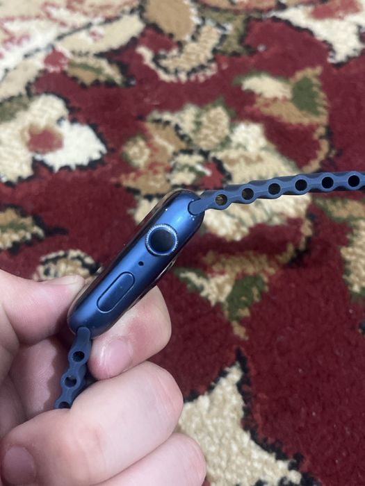 Apple Watch Series 7 (45 мм).