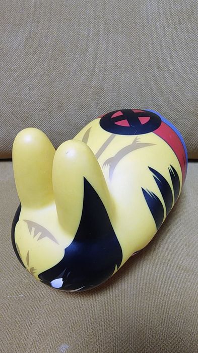 Kidrobot x Marvel Wolverine Labbit,  колекционерска винилова фигура, проектирана от художника Франк Козик.