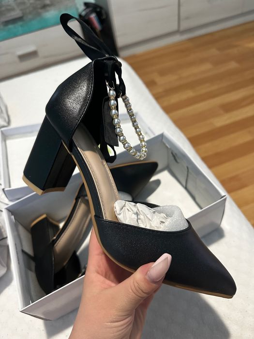 Обувки с висок ток