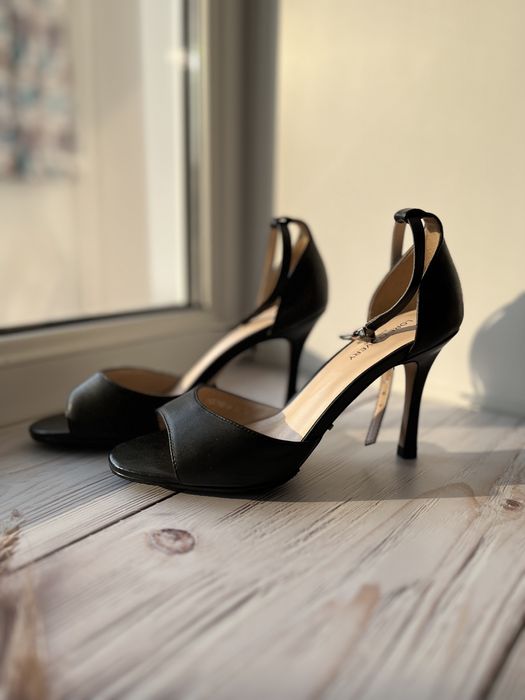 Продам кожаные босоножки