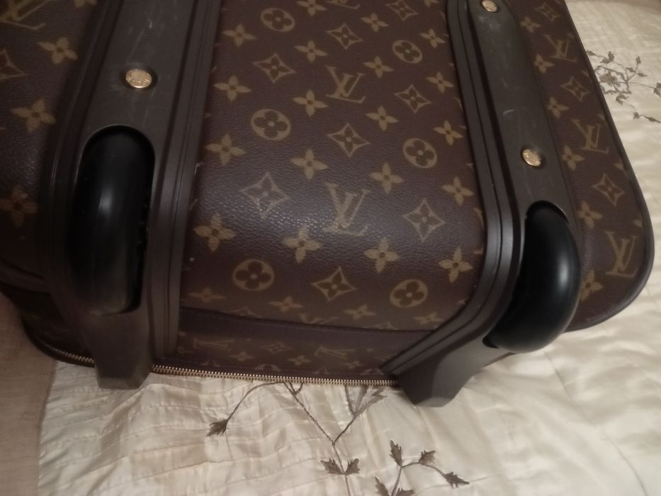 Чемодан Loyis Vuitton.