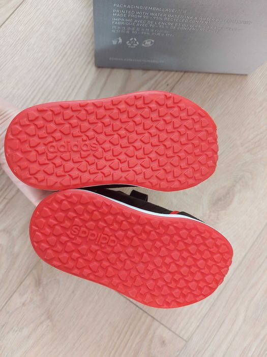 НОВИ Детски сникърси Адидас. Детски маратонки Adidas бебе