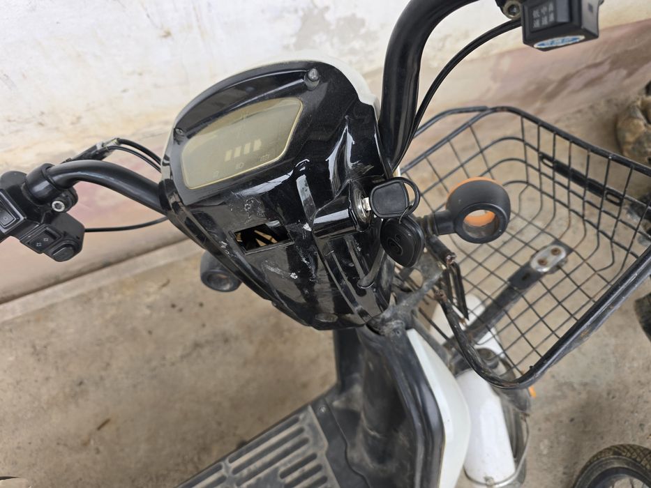 Продам электроскутер без аккумулятора состояние среднее