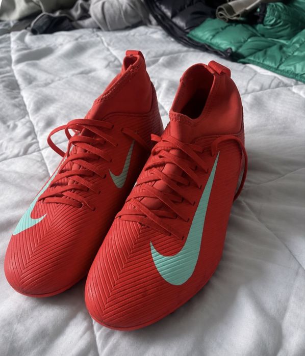 Vand ghete de fotball nike mercurial sunt pentru iarba naturala sau gazon artificial