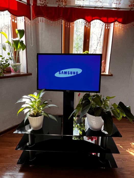 Телевизор и тумба!!! Срочно сатылады!