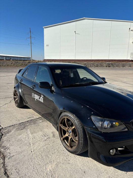 Автомобиль Lexus IS 200