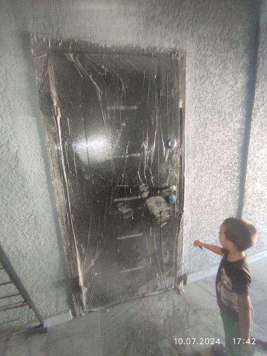 Vxodnoy dver pochti noviy snyato s novostroyki