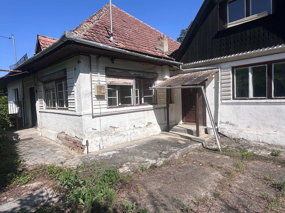 De vanzare douo case. Una pe Strada Canepii 55 - necesita renovare; cealalta, momentan in regim hotelier, pe Ilarie Chendi 70(poarta de lemn).