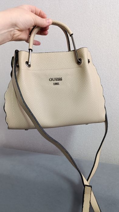 Кожаная сумка с косметикой