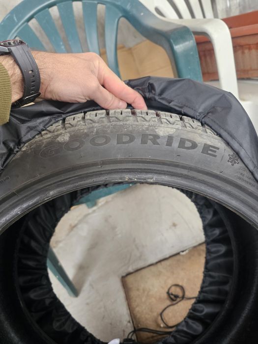 Продавам 2бр всесезони гуми 235 40 18