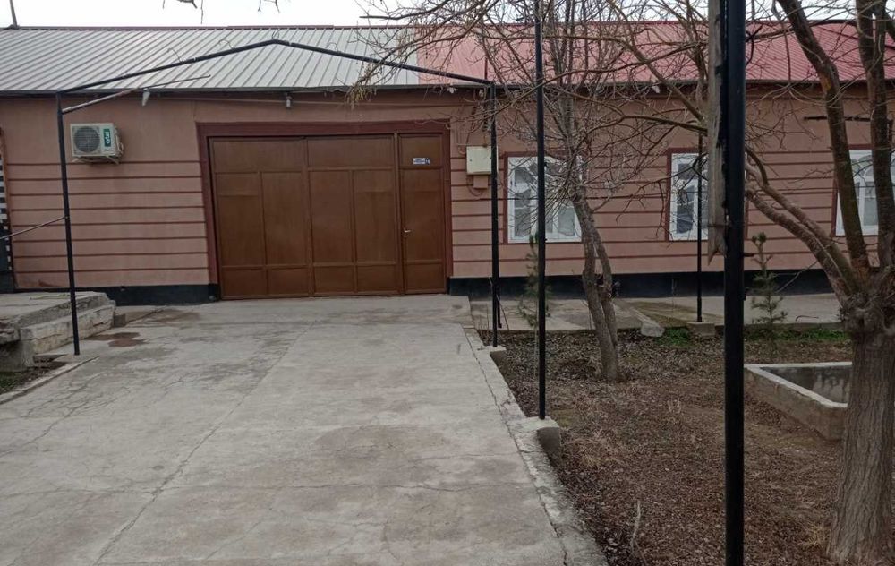 Srochna hovli sotiladi 8 xona