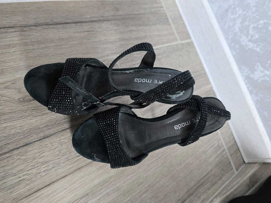 Продам босоножки