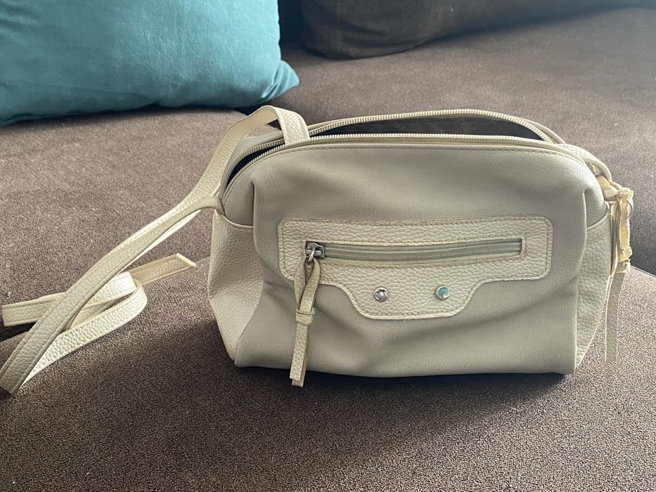 Маленькая сумка с длинным ремешком