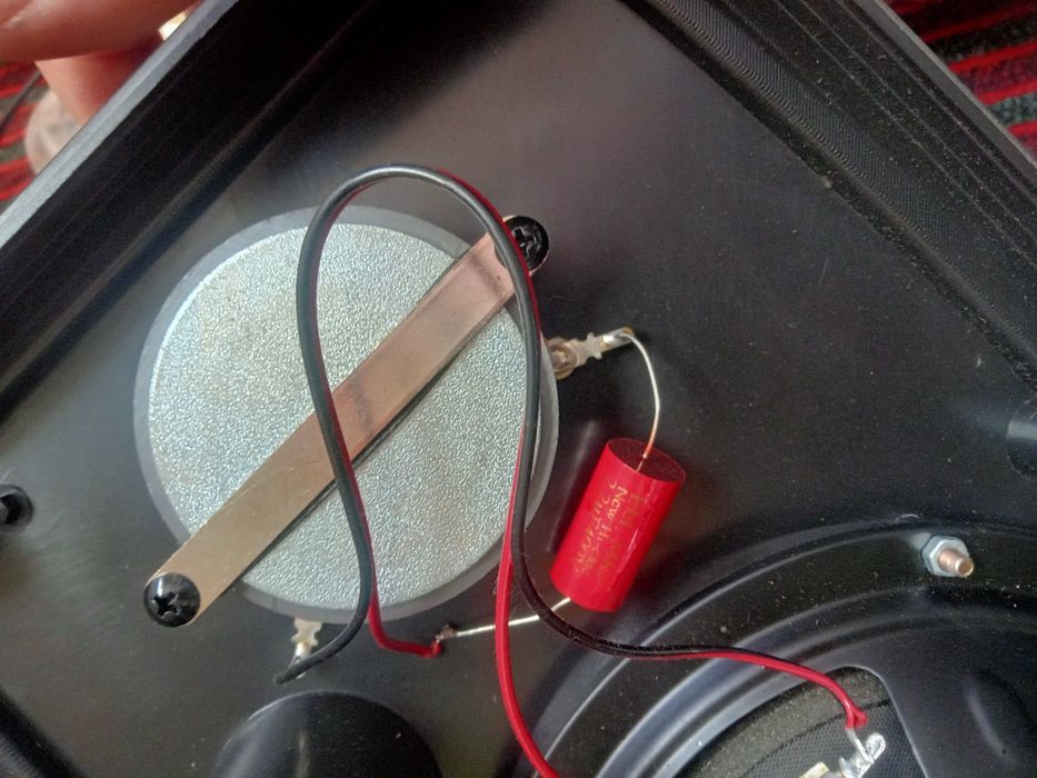 Продам калонки JBL JRX100 в хорошем состоянии.