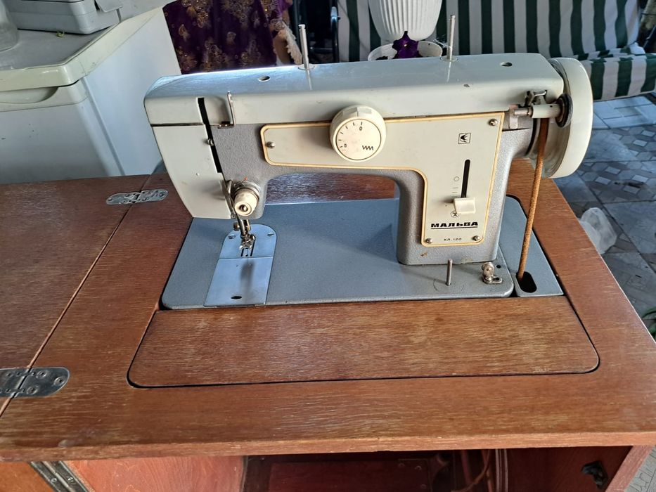 Продам швейную машинку.