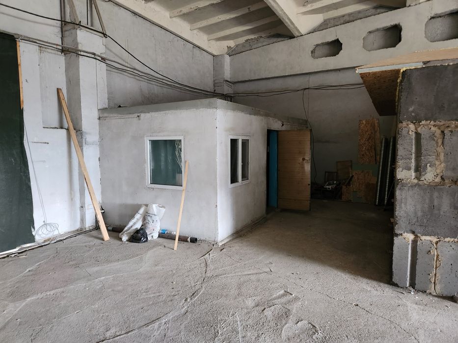 Продаю базу,  очень большая в центре города