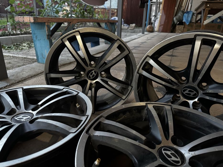 Продам комплект из 4 литых дисков Hyndai (15)