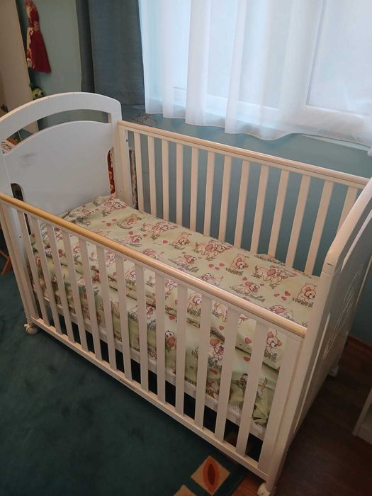 Детско креватче с 2 матрака, възглавници, 2 юрганчет и 2 надматрачни п