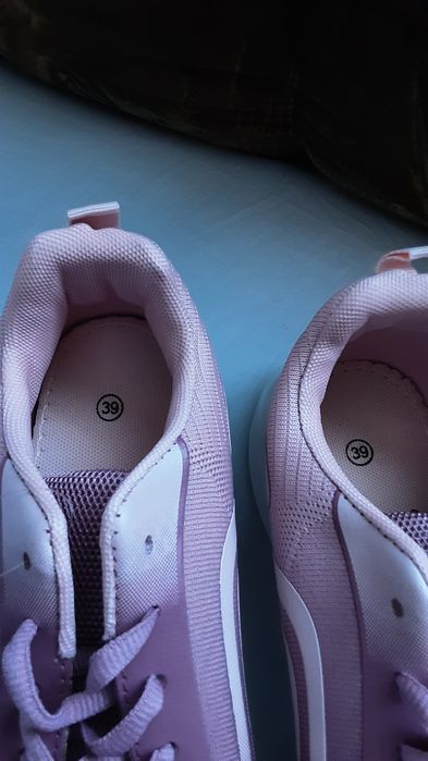 Adidași roz noi cu eticheta mărimea 39