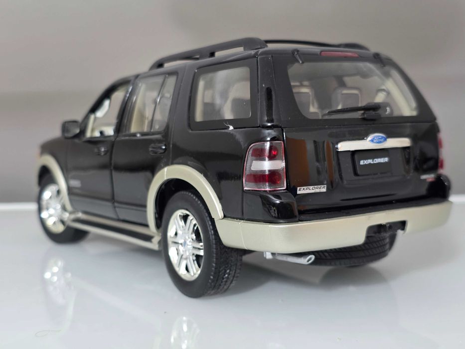 Macheta Auto 1/18 Welly Ford Explorer 2006