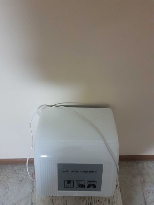 настенный прибор для сушки рук в рабочем состоянии