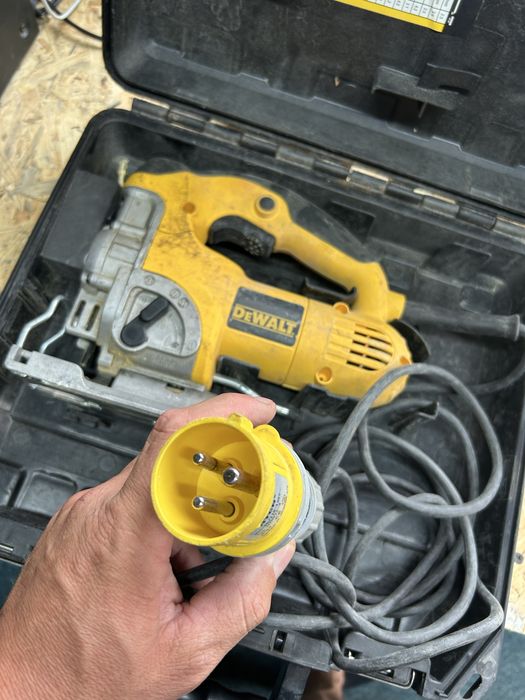 Fierastrau pendular dewalt 110v