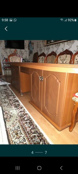 Стол с стульями и шкафами для посуды