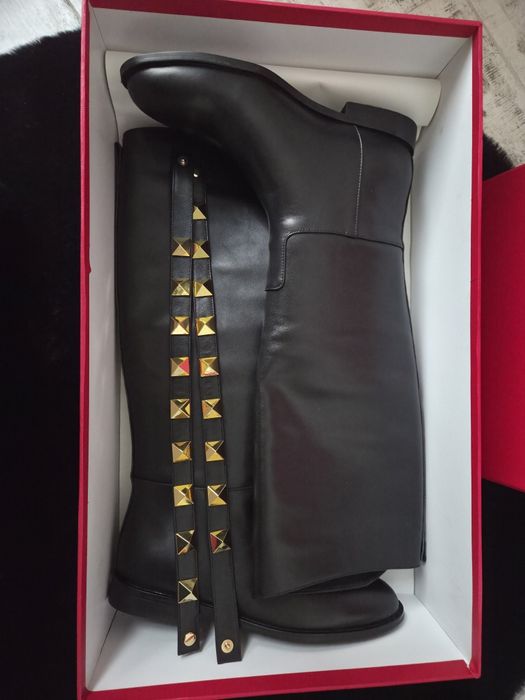 Valentino Garavani Roman Stud Round Toe Boots