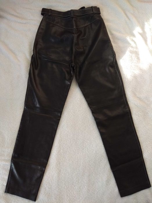 Черен кожен панталон с висока талия от естествена агнешка кожа.