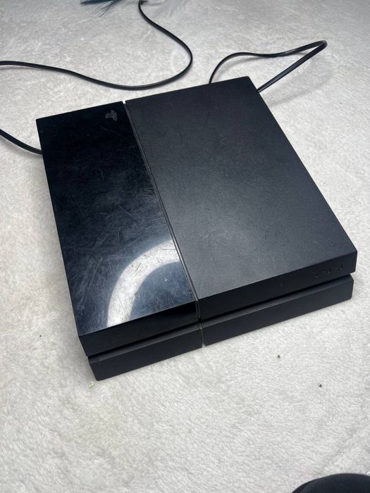Продам PlayStation 4, большой комплект игр и аксессуаров