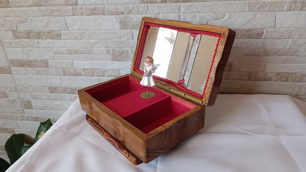 Стара дървена музикална кутия за бижута