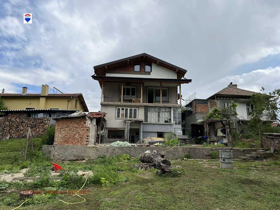 Къща на три етажа за продажба кв. Средна кула