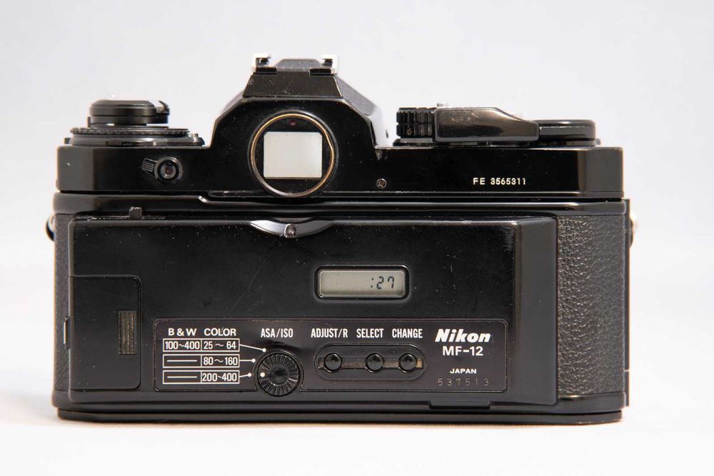 Kit aparat film Nikon FE cu obiectiv Nikon 50 1.8