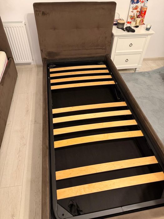 Pat tapitat de o persoana 90x200cm.