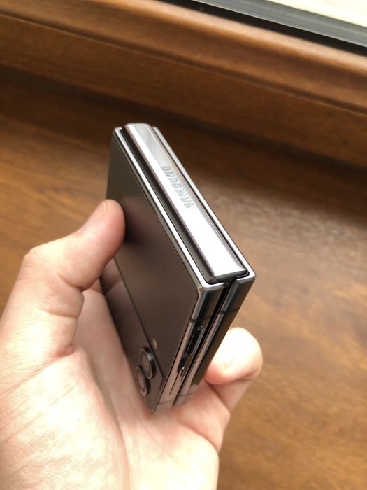 Samsung Z Flip 4 Ideal sotladi