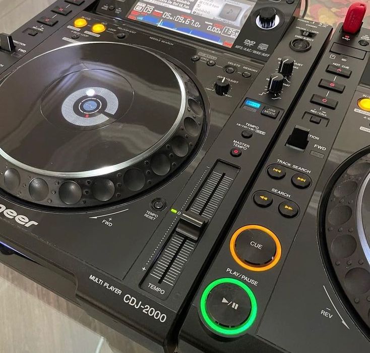 Pioneer CDJ 2000players / flightcases