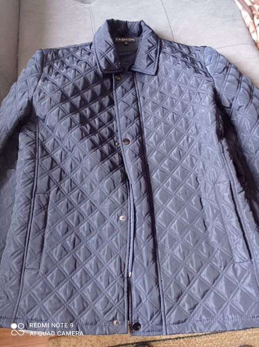 Куртки синие, красные