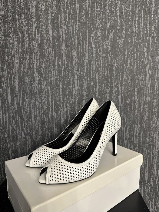 Белые женские туфли