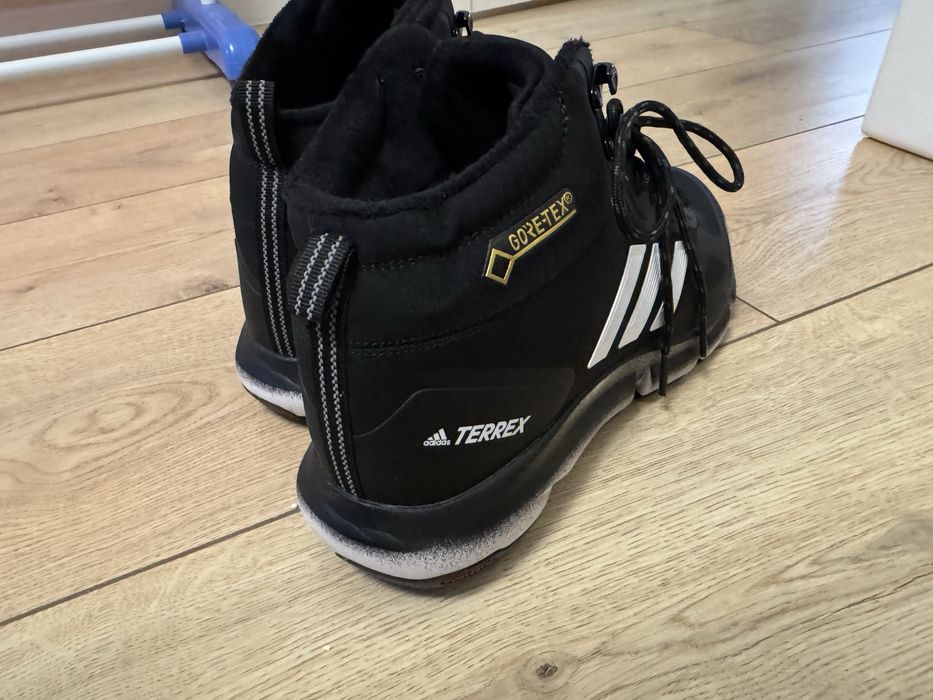 Продам ботинки Adidas