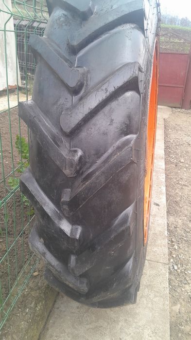 Vând 2 roți de tractor cu jante originale .
