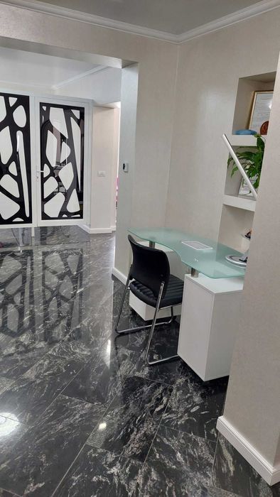 inchiriez post frizerie si manichiura