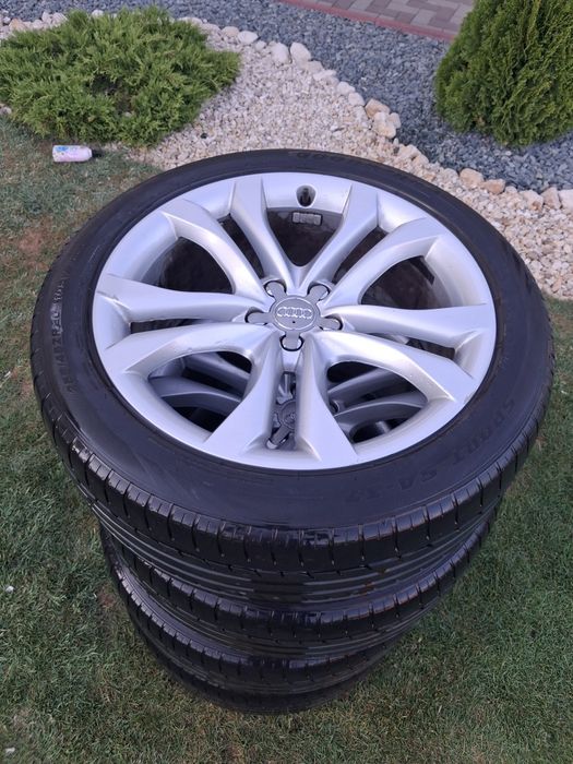 Vind set roti Audiq5 ,r20cu,cauciucuri de vara. 
Jantele și